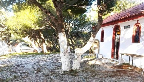 Ραφήνα: Γυναίκα Βρέθηκε Κρεμασμένη Πίσω Από Εκκλησάκι