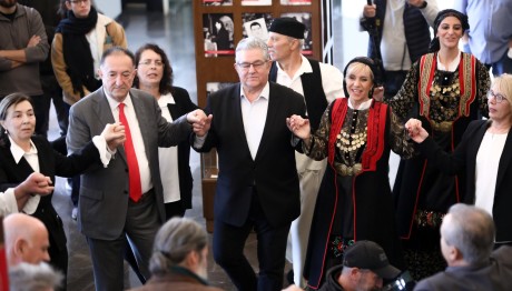 Κάλαντα Στον Δημήτρη Κουτσούμπα Από Παιδιά Της Παλαιστίνης