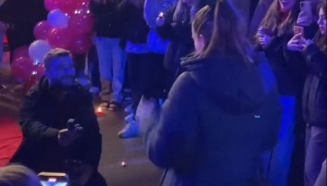 Θεσσαλονίκη: Πρόταση Γάμου Στην Πλατεία Αριστοτέλους