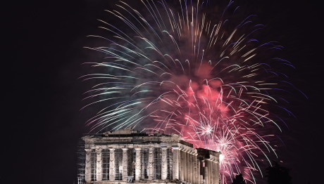 Με Σόου Πυροτεχνημάτων Υποδέχθηκε Η Αθήνα Το 2024