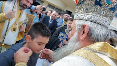 αγιασμός υδάτων 8χρονος έπιασε τον  Σταυρό στο Ηράκλειο