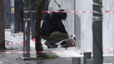 Συναγερμός στη Μητροπόλεως για ύποπτη βαλίτσα έξω από ξενοδοχείο