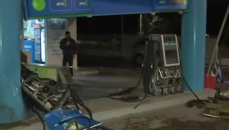 Βούλα: Τζιπ Έπεσε Πάνω Σε Βενζινάδικο Και Το Ισοπέδωσε
