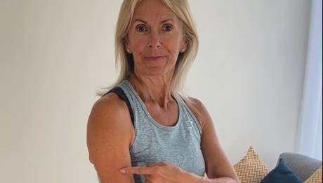 3 απλές ασκήσεις για να καταπολεμήσετε τα χαλαρά μπράτσα