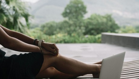 Τρεις ασκήσεις που μπορείς να κάνεις όσο κάθεσαι στην καρέκλα του γραφείου