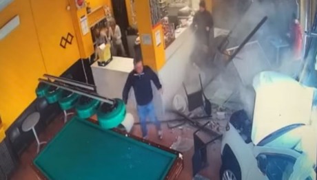 Βίντεο: Αμάξι Μπουκάρει Με Ιλιγγιώδη Ταχύτητα Σε Καφετέρια