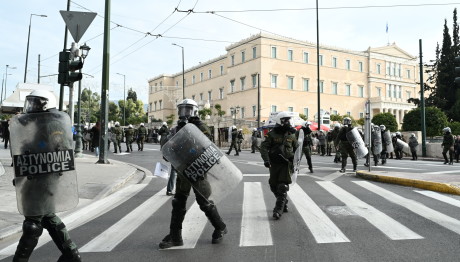 Επεισόδια στην Πατησίων - Φωτιά σε κάδους και σπασμένες τζαμαρίες
