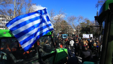 Αταλάντη: Oι αγρότες έκλεισαν την Εθνική Οδό Αθηνών– Λαμίας