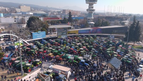 Θεσσαλονίκη: Παρέλαση Αγροτών Με Μαύρες Σημαίες