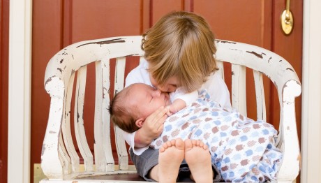 Νταντά Κακοποιούσε Μικρά Παιδιά Στην Καλαμάτα