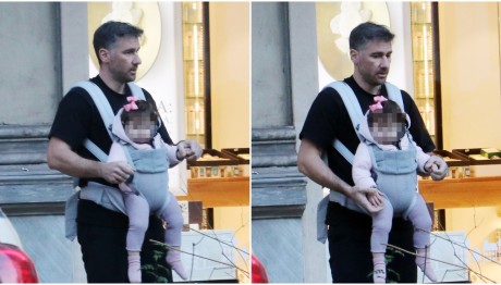 Γιούρκας Σεϊταρίδης: Βόλτα στο κέντρο με την κόρη του στο μάρσιπο