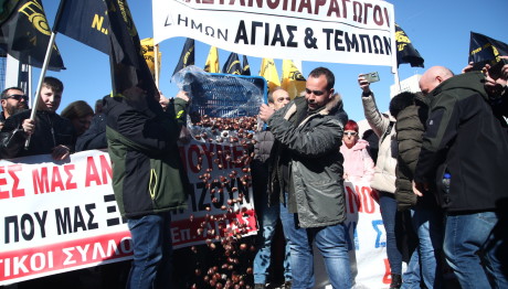 Αγρότες: Αποκλείουν Την Εθνική Οδό Ν. Μουδανιών-Θεσσαλονίκης