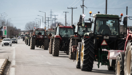 Κλείνουν τις Εθνικές Οδούς Με Τα τρακτέρ Οι Αγρότες