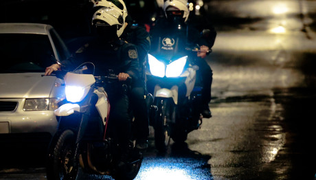 Ομόνοια: Μαχαίρωσε Αστυνομικό Και Πήγε Να Του Πάρει Το Όπλο