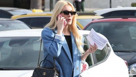 Κατερίνα Καινούργιου: Η Στιλάτη Εμφάνιση Στη Γλυφάδα