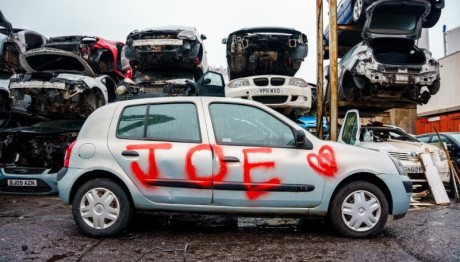 Άγιος Βαλεντίνος για χωρισμένους: Σπάσε ένα αμάξι με το όνομα του πρώην σου