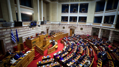 Ομόφυλα Ζευγάρια: Πέρασε Το Νομοσχέδιο Στη Βουλή