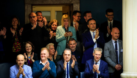 Γάμος Ομοφύλων: Χειροκροτήματα Και Αγκαλιές Στη Βουλή