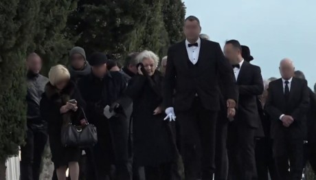 Γλυφάδα: Συντετριμμένη Η Δέσποινα Καρνέση Στις Κηδείες