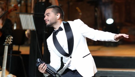 Μάστορας: Εμφανίστηκε Στη Σκηνή Με Γυαλιά Ηλίου