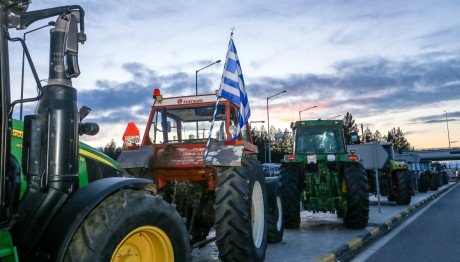Μπλόκο αγροτών: Εγκλωβισμένοι οδηγοί στο ύψος του Μπράλου