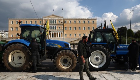 Αγρότες: Έφτασαν Στο Σύνταγμα Τα Πρώτα Τρακτέρ
