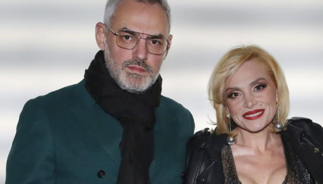 Συρίγος: Ποζάρει Με Τη Ζουγανέλη Και Τους Γονείς Της