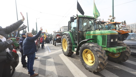Αγρότες: Έφυγαν Τα Τρακτέρ Από Το Σύνταγμα