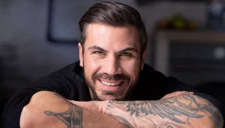 Άκης Πετρετζίκης: Το Σπάνιο «Κλικ» Με Την Κόρη Του Αγκαλιά