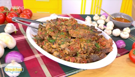 Χοιρινές Mπριζόλες Σε Σάλτσα Μανιταριών Σκόρδου