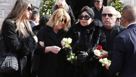 Συντετριμμένες στην κηδεία Άντζελα Δημητρίου και Όλγα: «Μανούλα μου»