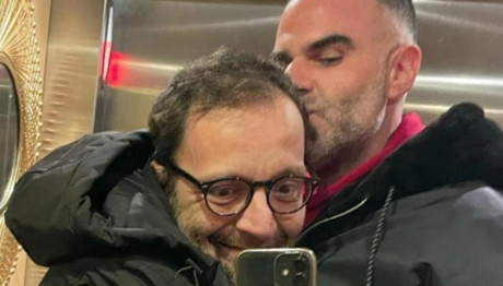 Αύγουστος Κορτώ: Παντρεύεται με τον σύντροφό του - Η αγγελία γάμου