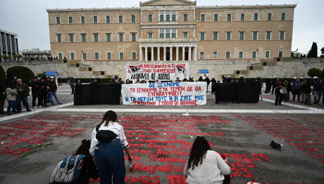 Πολίτες συγκεντρώθηκαν στο Σύνταγμα για να ξαναγραφτούν έξω από τη Βουλή τα