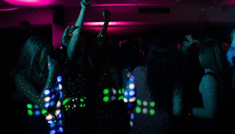 Ελληνική Μουσική Υποχρεωτικά Σε Ξενοδοχεία, Ταινίες, ΜΜΜ