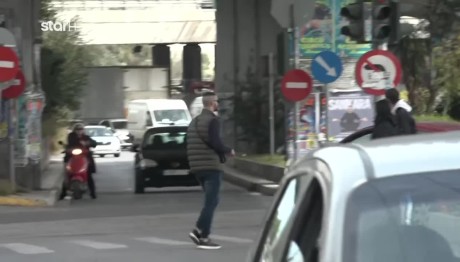 Πεζοί Ρισκάρουν Τη Ζωή Τους Στους Δρόμους Της Αθήνας