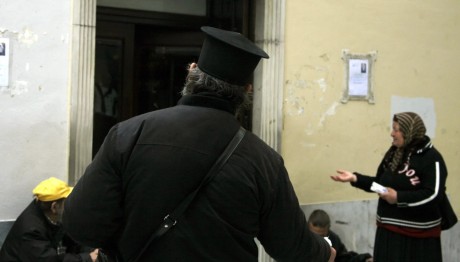 Παπάς και καθηρημένος ιερέας έστησαν… «ιερή» απάτη