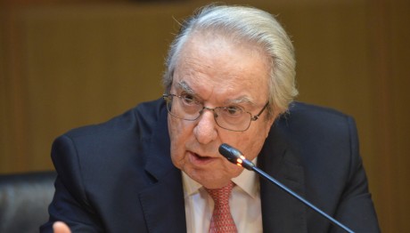 Μπαμπινιώτης: «Κωστίδου ή Κωστίδη» - «εξάγω ή εξαγάγω»- Ποιο είναι το σωστό