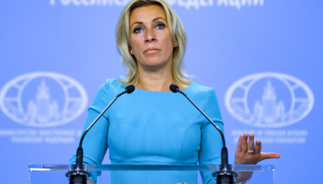 Ζαχάροβα: Η Απάντηση Στον Μητσοτάκη Με Μίκη Θεοδωράκη