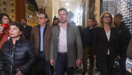 Κουκουλοφόροι Επιτέθηκαν Φραστικά Στον Στέφανο Κασσελάκη