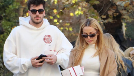 Φώτης Ιωαννίδης: Το τρυφερό φιλί στην Ελένη Βουλγαράκη