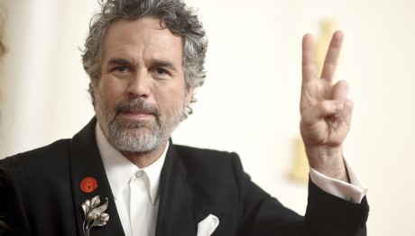 Όσκαρ 2024: Γιατί Κάποιοι Σταρ Φορούσαν Κόκκινες Καρφίτσες;