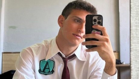 «Κάνε ότι κοιμάσαι»: O Nικόλας Χαλκιαδάκης έβαψε τα μαλλιά του ξανθά!