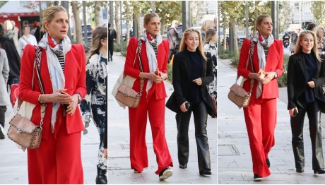 Τατιάνα Μπλάτνικ: Στιλάτη εμφάνιση με κατακόκκινο κοστούμι και sneakers