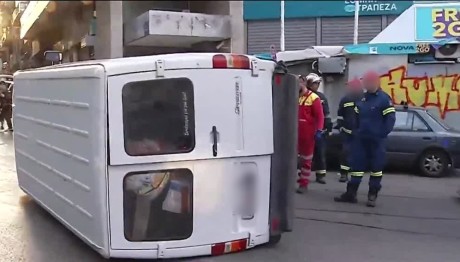 Τροχαίο στην Πατησίων: Τούμπαρε φορτηγάκι μετά από σύγκρουση