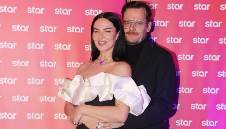 Ζενεβιέβ Μαζαρί: Αγκαλιά με τον σύζυγό της Βασίλη Καρύδη