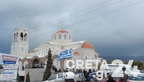 Φωτοβολίδα Κρήτη: Θρήνος Στην Κηδεία Του Μανώλη