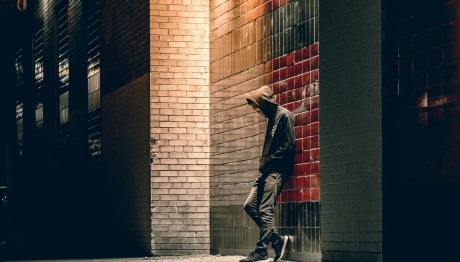 Κάλεσε Στο Σπίτι Του Ανήλικο Να Παίξουν Και Τον Βίασε