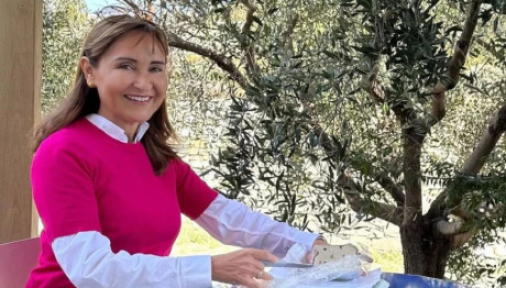 Μάρα Ζαχαρέα: Βόλτα Στη φύση - Ποζάρει Μέσα Στις Μαργαρίτες!