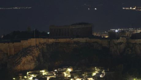 Ώρα της Γης: Έσβησαν Tα Φώτα Στην Ακρόπολη Και Στη Βουλή
