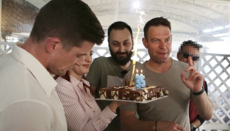 Στέφανος Κασσελάκης: Έσβησε Τούρτα Μετά Την Ορκωμοσία Του